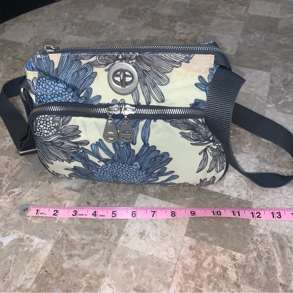 Baggallini Floral Crossbody Bag Turn Lock Purse Anywhere Everywhere Blue Cream! - Picture 4 of 16